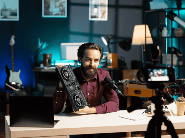 Freelancer vs Video Ads Agency for Startups in India: What Actually Delivers Results?